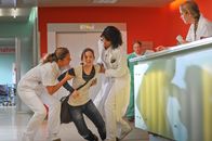 Notruf Hafenkante – In der Notaufnahme des Elbkrankenhauses bricht die 16-jährige Ausreißerin Nina (Sophie Charlotte Schirmer, M.) zusammen. Dr. Jasmin Jonas (Gerit Kling, r.) kümmert sich um das Mädchen.