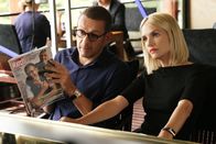 Die Sch'tis in Paris - Eine Familie auf Abwegen – Valentin (Dany Boon) und seine Freundin Constance Brandt (Laurence Arné) sind als Architekten zu regelrechten Superstars geworden.