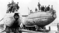 U-Boote – Frühe Entwürfe - amerikanische U-Boote von 1905 im Trockendock.