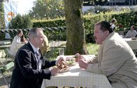 Die Rosenheim-Cops – Polizeiarbeit einmal anders, denn Rosenheim-Cop Korbinian Hofer (Joseph Hannesschläger, r.) muss für die Informationen von Anwalt Reiner Fischbach (Norbert Heckner) nicht nur dessen Essen sondern auch noch das eine oder andere Weißbier spendieren.