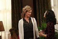 Last Man Standing – Vanessa Baxter (Nancy Travis, l.); Mandy Baxter (Molly Ephraim, r.)