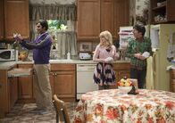 The Big Bang Theory – Organisieren ein Essen zu Ehren von Mrs. Wolowitz: Howard (Simon Helberg, r.), Bernadette (Melissa Rauch, M.) und Raj (Kunal Nayyar, l.) ...