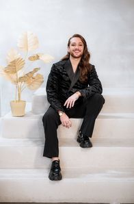 Salon Simonetti – Entertainer Riccardo Simonetti hostet seine erste Personality-Show, die gesellschaftsrelevante Themen, Einspieler und Talks mit einer ordentlichen Portion Entertainment verbindet. Dabei nimmt der 29-Jährige die Zuschauenden mit in seinen Kosmos gelebter Diversität, ohne dabei den Zeigefinger zu erheben. Wie Riccardo selbst, steht auch "Salon Simonetti" für Toleranz, Offenheit, Humor und Neugierde.