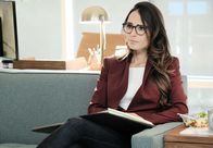 Lethal Weapon – Soll eine schnelle Analyse des Krankheitsprofils des verdächten Verschwörungstheoretikers geben: Polizeipsychologin Maureen Cahill (Jordana Brewster) ...