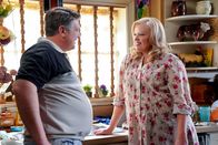Young Sheldon – George Cooper sen. (Lance Barber, l.); Brenda Sparks (Melissa Peterman, r.)