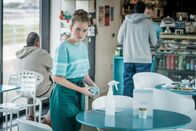 The Bay – Abbie Armstrong (Imogen King) arbeitet in einem Café. Sie fühlt sich unwohl, da ihr eigener Vater wieder aufgetaucht ist.