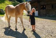 Der Bergdoktor – Wolfram Gessner (Götz Otto) ist beeindruckt: Andrea Hoffmann (ChrisTine Urspruch) scheint ein Gespür für seine Tiere zu haben.