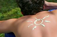 Quarks – Sonne macht nicht nur Sommerfeeling, sie ist für uns lebenswichtig. Die Sonne ist Taktgeber für unsere innere Uhr, macht uns wach und leistungsfähig. Aber gleichzeitig verursacht sie Sonnenbrand, lässt die Haut altern oder erzeugt Hautkrebs. Wann tut Sonne gut - und wann schadet sie?