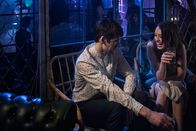 Jack Taylor – Darragh Noonan (Jack Monaghan) findet Gefallen an der attraktiven Gail Mitchell (Elva Trill). Eigentlich sollte er sie in Jack Taylors Auftrag nur unauffällig observieren.