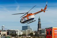 Notruf Hafenkante – Dr. Haase bringt eine schwer verletzte Frau, die am Elbufer gefunden wurde, mit dem Helikopter ins Elbkrankenhaus.