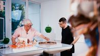 Die Ernährungs-Docs – Was hat der Darm mit seiner Nase zu tun? Jörn Klasen demonstriert Carl B., wie über die Schleimhaut alles zusammenhängt – und warum die Ernährungstherapie deshalb auch auf die Darmflora abzielt