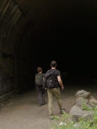 Expedition X - Dem Unheimlichen auf der Spur – Phil Torres und Jessica Chobot erkunden einen verlassenen Eisenbahntunnel in Washington.
