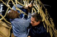 Auf der Jagd – v.li.: Mark Roberts (Wesley Snipes), Chief Deputy Marshal Samuel Gerard (Tommy Lee Jones)