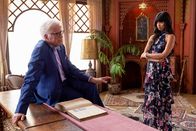 The Good Place – Michael (Ted Danson, l.); Tahani (Jameela Jamil, r.)
