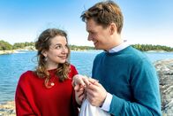 Inga Lindström: Hochzeitsfieber – Sören (Philipp Lind) überrascht Lena (Magdalena Höfner) an einem ihrer romantischen Lieblingsorte mit einem Heiratsantrag.