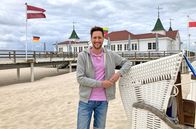 Was kostet... – Sven Kroll vor der Seebrücke von Ahlbeck: Schon vor 100 Jahren vergnügten sich auf Usedom die Bohème Europas und der deutsche Adel; die prächtige Bäderarchitektur, hochherrschaftliche Villen und Mini-Schlösser zeugen noch immer vom Glanz der einstigen Kaiserbäder. Sven Kroll besucht die Seebrücke in Ahlbeck - neben Heringsdorf und Bansin eines der 3 Kaiserbäder auf Usedom.