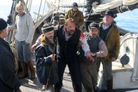 Der Seewolf – Die Besatzung der "Ghost" hat es geschafft, Kapitän Larsen zu überwältigen. Die Robbenjäger Smoke und Homer, sowie der Bootsman Fat Louis führen die Meuterei an (v.li.: Max McCabe-Lokos, Sebastian Koch, Paul Fauteux, Peter Mac Neill).