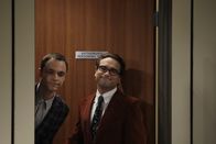 The Big Bang Theory – Ein Vortrag von Leonard (Johnny Galecki, r.) und Sheldon (Jim Parsons, l.) vor Studenten führt dazu, dass sich die Studentin Ramona mit Sheldon treffen will, um über seine Arbeit zu reden, allerdings mit weitreichenden Konsequenzen ...