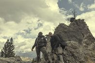 Bear Grylls: Stars am Limit – Uzo Aduba (l.); Bear Grylls (r.)