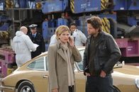 SOKO Stuttgart – Wo hat die Übergabe der gestohlenen Gemälde stattgefunden? Die Kommissare Jo Stoll (Peter Ketnath) und Martina Seiffert (Astrid M. Fünderich) sind zu spät am Übergabeort angekommen und finden nur noch den verlassenen Wagen der Auktionshaus-Besitzerin vor. KTU-Leiter Jan Arnaud (Mike Zaka Sommerfeldt) und sein Team sind schon bei der Arbeit.
