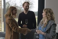 Das Nebelhaus – Leonie (Jasmin Schwiers, r.) reagiert verhalten, als sich Philipps Frau Vev (Nadeshda Brennicke, l.) bei ihr und Timo (Lucas Prisor, M.) vorstellt. Sie verspürt von Anfang an eine erotische Spannung zwischen Vev und Timo ...