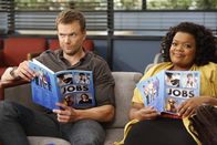 Community – Gleich zu Beginn des neuen Schuljahres entfacht sich bei Jeff (Joel McHale, l.) und Shirley (Yvette Nicole Brown, r.) der Ehrgeiz. Sie wollen unbedingt einen Platz im Geschichtskurs ergattern ...