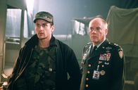 Universal Soldier - Die Rückkehr – Als General Radford (Daniel von Bargen, r.) und Captain Blackburn (Justin Lazard, l.) erfahren, dass ihre Supersoldaten abtrünnig werden, haben sie keine Zeit zu verlieren. Daher muss der General einen gefährlichen Plan umsetzen.