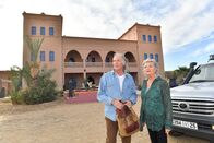 Das Traumschiff – Das ehemalige Gesangs-Duo "Rosi und Rolf" (Jutta Speidel, r., Wolfgang Fierek, l.) soll in der Siebziger-Jahre-Show noch einmal mit ihrem Erfolgsschlager "Herz im Wind" auftreten. Rosi hat bereits zugesagt und muss nun Rolf von diesem Vorhaben überzeugen, der allerdings ist vehement dagegen.