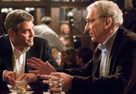 Michael Clayton – Michael (George Clooney, li.) bittet seinen aalglatten Chef Marty (Sydney Pollack) um einen Gefallen.