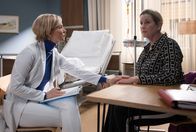 In aller Freundschaft – ARD/MDR IN ALLER FREUNDSCHAFT 1097 , "Bang ums Herz" Uhr im ERSTEN. Ab 03.06.2025, 21:00 Uhr in der ARD-Mediathek. Verwaltungschefin Sarah Marquardt (Alexa Maria Surholt, re.) fühlt sich schon seit Tagen schwach. Das Ergebnis ihrer Untersuchung zieht eine lebensnotwendige Operation nach sich, die Sarah vor sich herschiebt. Dr. Kathrin Globisch (Andrea Kathrin Loewig, li.) versteht Sarahs Angst und versucht, sie zu beruhigen.