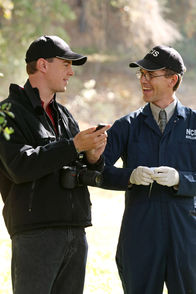 Navy CIS – Das NCIS-Team muss den Fall um eine tödliche Fahrerflucht aufklären: McGee (Sean Murray, l.) und Jimmy (Brian Dietzen, r.) ...