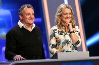Quizduell-Olymp – Bei Jörg Pilawa treten Prominente zu einem außergewöhnlichen Duell an. Um zu gewinnen, müssen die Stars drei superschlaue „Quizduell"-Profis schlagen. Ein Wissenswettkampf David gegen Goliath - die Stars gegen den „Quizduell-Olymp“. Es geht um Wissen und Nervenstärke, aber auch um die Einschätzung der Gegner und die Bereitschaft zu zocken. Und es geht um viel Geld. Doch Vorsicht! Im packenden Finale am Ende jeder Show heißt es für die siegreichen Kandidaten zunächst: doppelt oder halb. Eine spannende Wissensschlacht für Jung und Alt! Die Kandidaten des Teams "Comedy": Marco Rima (l.) und Lisa Feller (r.), beide Komiker