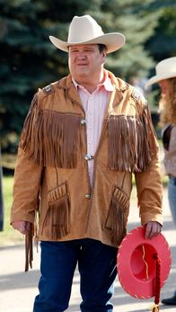 Modern Family – Cameron (Eric Stonestreet) möchte die Zeit auf der Ranch sinnvoll nutzen und sich auf die geplante Adoption eines kleinen Jungen vorbereiten.