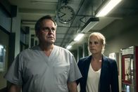 SOKO Leipzig – Ina Zimmermann (Melanie Marschke, r.) steht mit August Grahl (Stephan Schad, l.) auf dem Gang im Büro der SOKO. Gibt es Neuigkeiten über den Verbleib seiner Frau?
