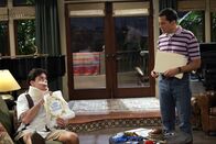 Two and a Half Men – Nach alldem was passiert ist, hat Alan (Jon Cryer, r.) ein schlechtes Gewissen und versucht, sich bei Charlie (Charlie Sheen, l.) einzuschleimen ...
