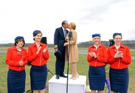Rote Rosen – ARD ROTE ROSEN FOLGE 1733 Uhr im ERSTEN. Flugplatz Uelzen: "Malte-Air" feiert die Eröffnung seiner Liniendienste. Zusammen mit dem Start seiner Fluglinie gibt Airline-Chef Malte Neumann (Marcus Bluhm, 3.v.l.) überraschend seine Verlobung mit Tine Hedelund (Maike Bollow, 3.v.r.), der bekannten Designerin aus Lüneburg bekannt. Stewardessen (Komparsen)