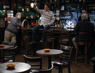 How I Met Your Mother – Wenige Stunden nach der Hochzeit plant Ted (Josh Radnor, M.), New York zu verlassen. Doch wie wird die Clique auf seine Entscheidung reagieren?