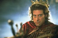Robin Hood - Helden in Strumpfhosen – Der fiese und gemeine Prinz John (Richard Lewis) hat in England das Sagen, solange der ehrenwerte König Richard auf Kreuzzug verweilt. Unterstützung erhält der tollpatschige Narren-Prinz von dem schurkischen Sheriff von Nottingham und der bösen Hexe Latrine ...