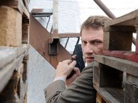Tatort – SWR Fernsehen TATORT, "Blutgeld" Uhr. Bei den Ermittlungen bei einem Kredithai gerät Thorsten Lannert (Richy Müller) plötzlich unter Beschuss.