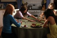 Desperate Housewives – Genießen einen gemeinsamen letzten Pokerabend: Susan (Teri Hatcher, 2.v.l.), Lynette (Felicity Huffman, r.), Gabrielle (Eva Longoria, 2.v.r.) und Bree (Marcia Cross, l.) ...
