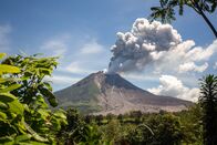 Traumziele Südostasiens – Der Sinabung ist nur einer von über einem Dutzend aktiver Vulkane auf Sumatra.