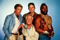 Das A-Team – Das A-Team: L-R: Faceman (Tim Dunigan, li.), Hannibal (George Peppard, mi. unten), Murdock (Dwight Schultz, mi. oben) und B.A. (Mr. T, re.)