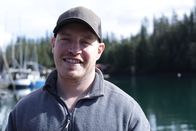 Fernab des Gesetzes – Troy Brockway hilft bei der Instandhaltung des Hafenbeckens der Gemeinde. (National Geographic/Gil Cano)