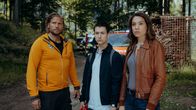 Die Bergretter – War es Zufall, dass Bastian Kessler (Juri Winkler, M.) als erster am Brandort war? Markus (Sebastian Ströbel, l.) und Alex (Viktoria Ngotsé) haben Zweifel an seiner Aussage.