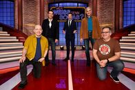 Wer weiß denn sowas? – Moderator Kai Pflaume (M.) und seine Rateteam-Kapitäne Bernhard Hoëcker (l.) und Elton (r.) begrüßen in dieser Sendung den Schauspieler Erol Sander (2.v.l.) und den Schauspieler Walter Sittler (2.v.r.).