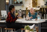 Call Me Kat – Randi (Kyla Pratt, l.); Phil (Leslie Jordan, r.)