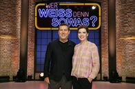 Wer weiß denn sowas? – Als Kandidat:innen zu Gast bei "Wer weiß denn sowas?": Tagesschau-Chefsprecher Jens Riewa (l.) und die Tagesschau-Sprecherin Susanne Daubner (r.)