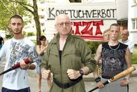 Die Lottosieger – Giorgi Gvinadze (Ivica Adamic, li.), Hannes Gastinger (Horst Sternat, mi.).