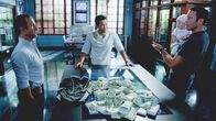 Hawaii Five-0 – Während der Ermittlungen in einem neuen Fall müssen Steve (Alex O'Loughlin, r.), Danny (Scott Caan, l.) und Chin (Daniel Dae Kim, 2.v.l.) als Babysitter herhalten ...
