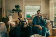 Tschugger – Tschugger Staffel 3 2023 Regie: David Constantin, Johannes Bachmann Drehbuch: David Constantin, Johannes Bachmann, Jelena Vujović, Fiona Schreier, Pascal Glatz, Christian Wehrlin  Produktion: Shining Film AG   Folge 1   Motiv 8 Am Anfang eines neuen Lebensabschnitts: Dragan Vujic als Pirmin, Lena Furrer als Regina   Copyright: SRF/Dominic Steinmann